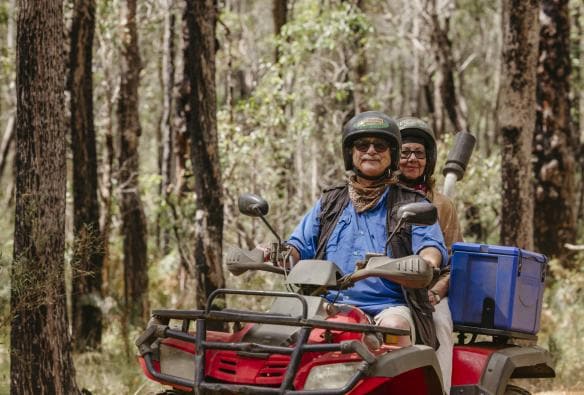 Coppia di anziani su un quad nel bush con Eco Adventures, Margaret River, Western Australia © Tourism Australia