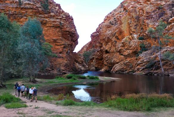 Outback Tour Services che guida un gruppo alle formazioni dell'Ellery Creek Big Hole, Northern Territory © Tourism NT/Tourism Australia