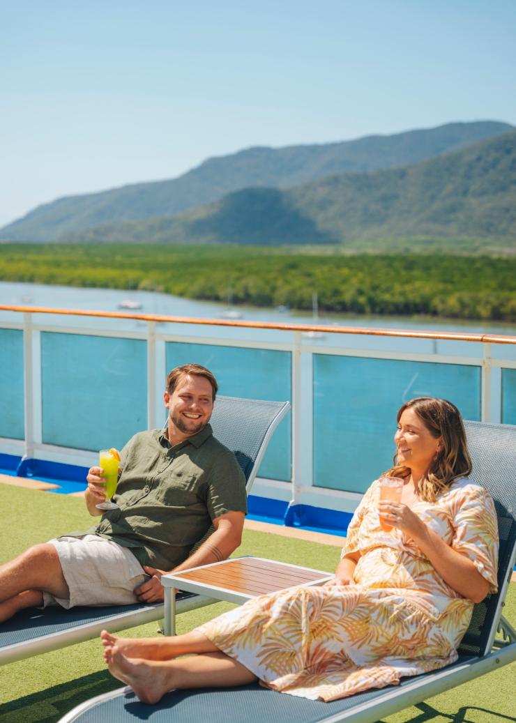 Una coppia a bordo della barca di Coral Princess Cruise nel Cairns Harbour, Queensland © Tourism and Events Queensland
