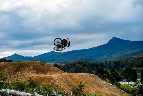 Una persona che fa un'evoluzione in aria con una mountain bike nel Maydena Bike Park, Maydena, Tasmania © Revolution MTB