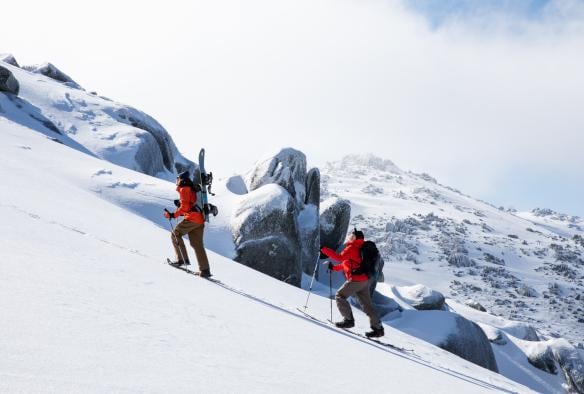 Due persone che salgono su una montagna innevata al Dead Horse Gap Backcountry, Thredbo, New South Wales © Thredbo 