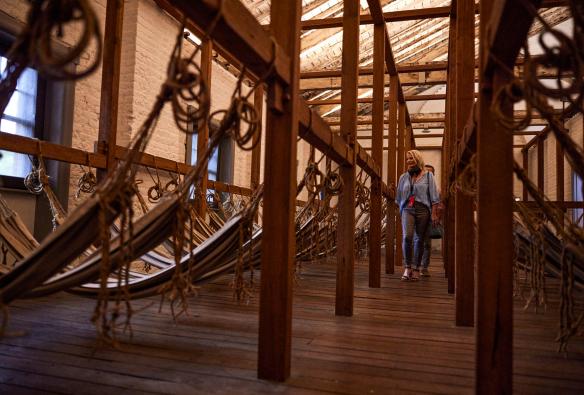 Una coppia in visita all'Hyde Park Barracks, Sydney, New South Wales © Destination NSW