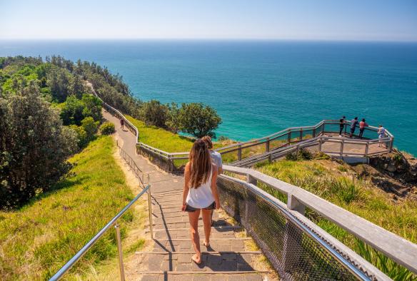 Coppia sulla passerella a Byron Bay, New South Wales © Tourism Australia