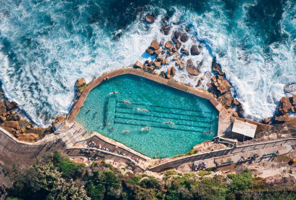 Vista aerea di persone che nuotano a Bronte Baths, Sydney, New South Wales © Tourism Australia