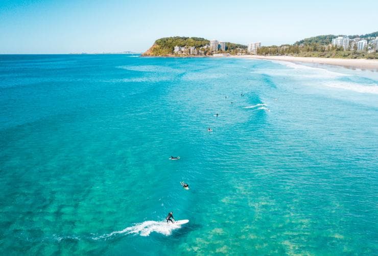 Vista aerea di surfisti nell'oceano a North Burleigh, Queensland © Tourism and Events Queensland
