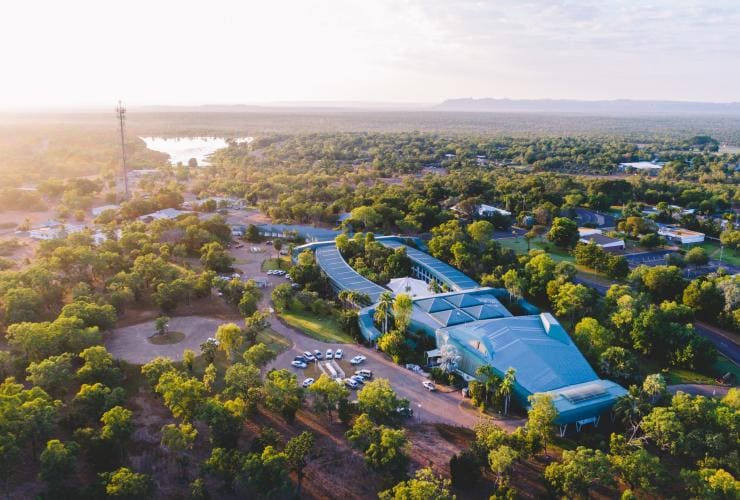 Vista aerea del Mercure Kakadu Crocodile Hotel, dei dintorni verdeggianti e degli edifici a Jabiru, Northern Territory © Tourism NT/Salty Wings