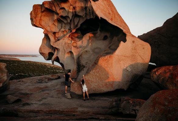 Due bambini esplorano le grandi formazioni rocciose di Remarkable Rocks, Kangaroo Island, South Australia © Kristy Billing @gypsyandherwild