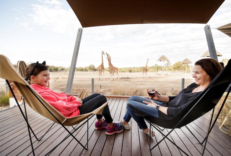 Madre e figlia rilassate nella Zoofari Lodge Accommodation al Taronga Western Plains Zoo, Dubbo, New South Wales © Destination NSW 