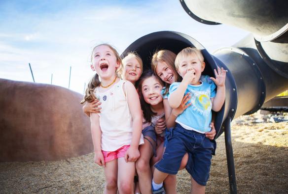 Bambini che si divertono al Pod Playground del National Arboretum a Canberra, Australian Capital Territory © VisitCanberra