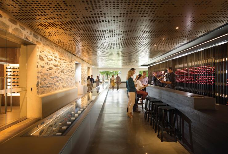 Persone che sorseggiano del vino in una cantina chic, Penfolds Magill Estate Cellar Door, Barossa Valley, South Australia © South Australian Tourism Commission