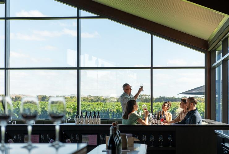 Un gruppo di persone degusta del vino in una cantina affacciata sui vigneti, Artisans of Barossa, Barossa Valley, South Australia © Artisans of Barossa/Ultimate Winery Experiences Australia