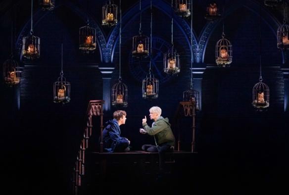 Due attori che si esibiscono su un palco sotto un set adornato con gufi all'interno di gabbie al The Australian Company of Harry Potter and the Cursed Child, Victoria © The Australian company of Harry Potter and the Cursed Child.