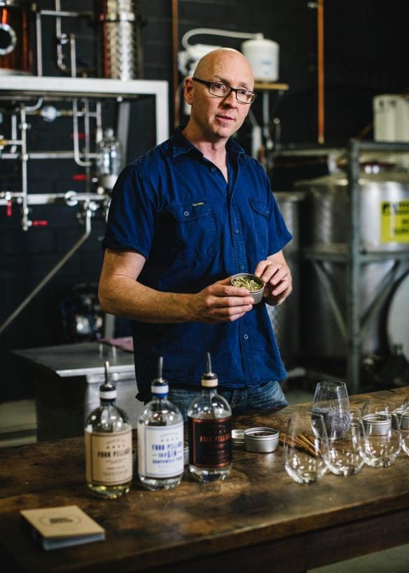 Guida turistica che mostra gli ingredienti di diversi tipi di gin presso la Four Pillars Gin Distillery, Yarra Valley, Victoria © Tourism Australia