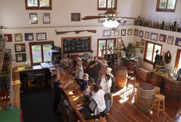 Vista aerea di ospiti che fanno una degustazione durante un tour con The Vino Bus alla Tamborine Mountain Distillery, Brisbane, Queensland © Tourism and Events Queensland