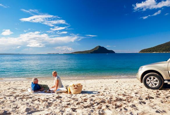 Picnic al Shoal Bay Beach, Port Stephens, New South Wales © Tourism Australia