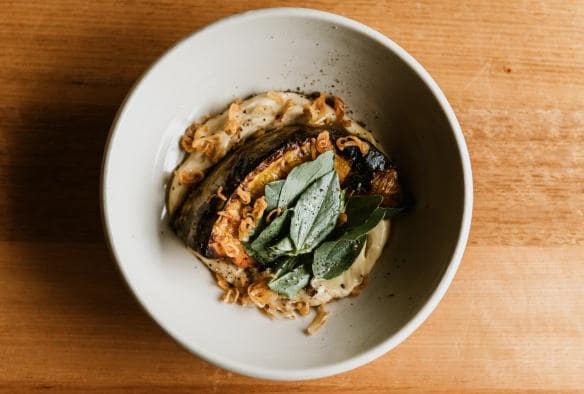 Una piatto servito al The Agrarian Kitchen, New Norfolk, Tasmania © Stu Gibson 