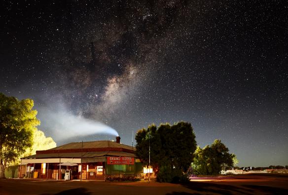 Un piccolo locale sotto una distesa di stelle nel cielo notturno al Grand Hotel Kookynie, Kookynie, Western Australia © Tourism Western Australia