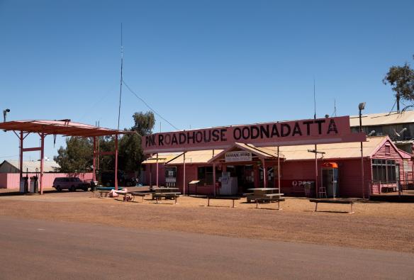 Un edificio rosa con un cartello pitturato con scritto "Pink Roadhouse Oodnadatta", Flinders Ranges & Outback, South Australia © South Australian Tourism Commission