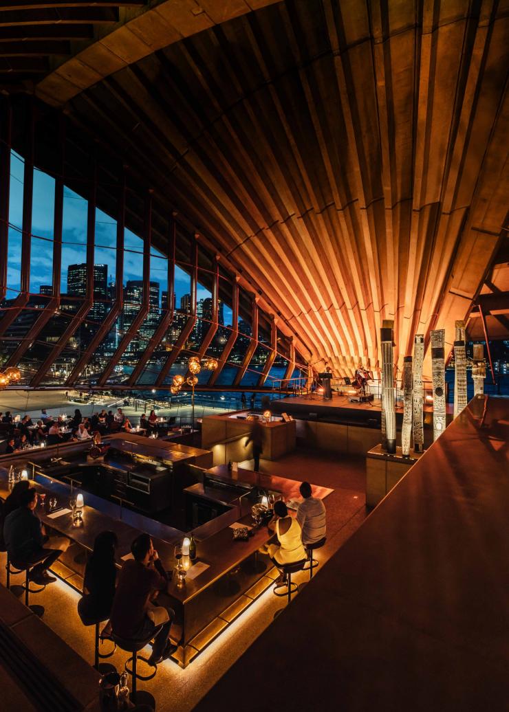 Interno di un grandioso ristorante con soffitti altissimi, Bennelong, Sydney, New South Wales © Tourism Australia