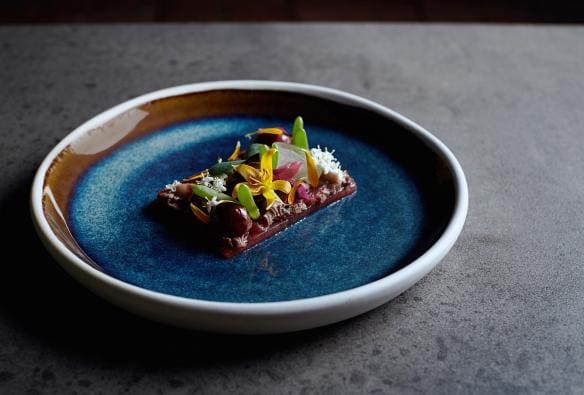 Un piatto di canguro, anguria, rosa, ciliegia e umeboshi, Provenance Hotel, Beechworth, Victoria © Provenance Restaurant