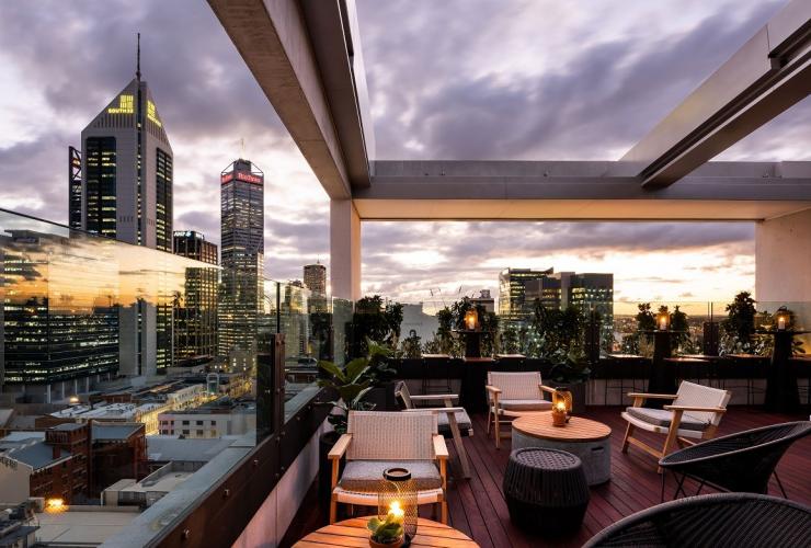 Nuvole in cielo sullo sfondo del Rooftop at QT, Perth, Western Australia © QT Perth 