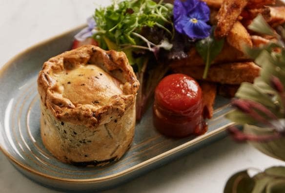 Un piccolo pasticcio di carne impiattato con patatine e insalata al Beerenberg Farm, Adelaide Hills, South Australia © Beerenberg Farm