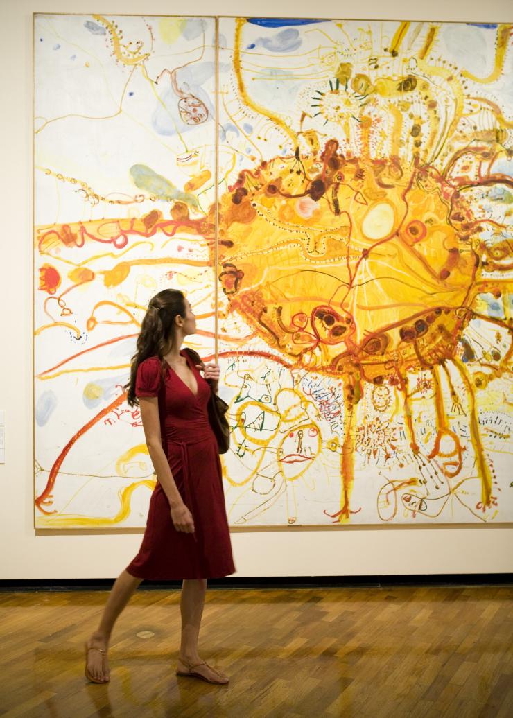 Una persona ammira un’opera d’arte ricca di colori, National Gallery of Australia, Canberra, Australian Capital Territory © Tourism Australia