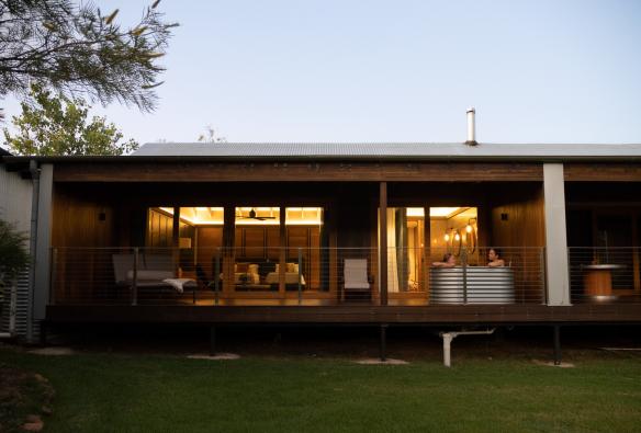 Coppia che si rilassa in una vasca all'aperto nella propria accomodation nell'outback al Mt Mulligan Lodge, Mt Mulligan, Queensland © Tourism and Events Queensland