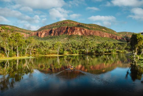 Una persona in kayak su un lago tranquillo in un paesaggio dell'outback, Mt Mulligan Lodge, Mount Mulligan, Queensland © Mt Mulligan Lodge