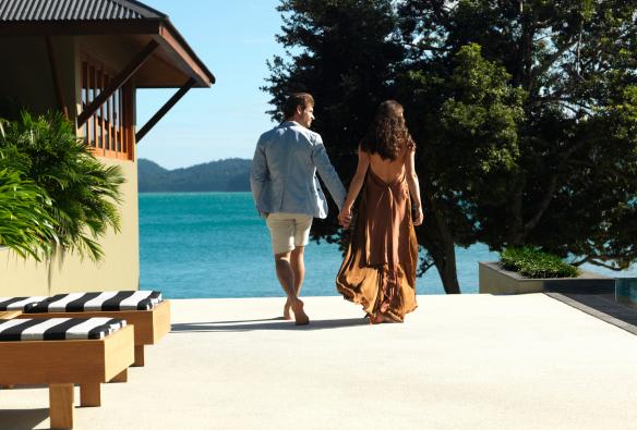 Coppia che passeggia al qualia, Hamilton Island, Queensland © Jason Loucas