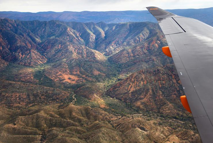 Vista dal finestrino di un aereo su spettacolari montagne dell'outback, Flinders Ranges, RM Williams Tour with The Tailor, South Australia © Cormac Hanrahan