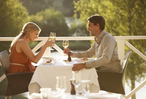 Coppia che cena al Lake House Restaurant, Daylesford, Victoria © Visit Victoria