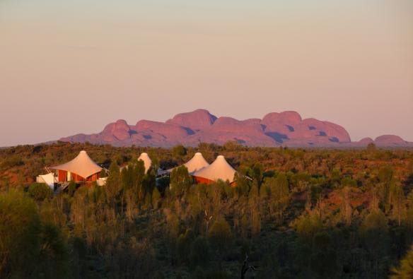 Eleganti padiglioni nel bushland con formazioni rocciose rosse sullo sfondo, Longitude 131, Uluru-Kata Tjuta, Northern Territory © Longitude 131