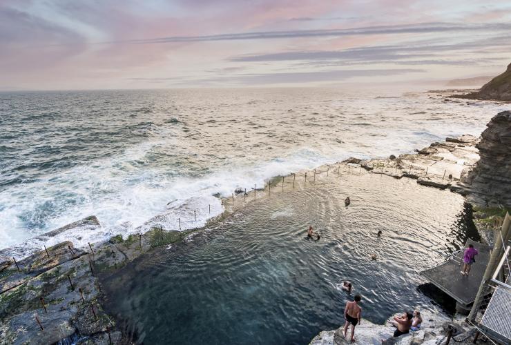 Bagnanti in una piscina naturale nell'oceano al Bogey Hole, Newcastle, New South Wales © Time Out