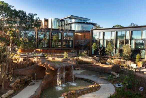 Un hotel che circonda un’area protetta con vegetazione rigogliosa e una piccola cascata, Wildlife Retreat at Taronga Zoo, Sydney, New South Wales © Wildlife Retreat at Taronga 