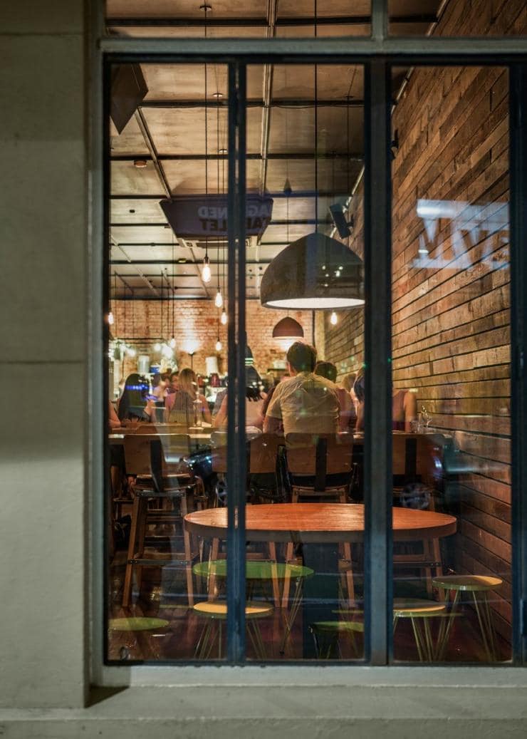 Vista attraverso la finestra di clienti che cenano al Press* Food & Wine, Adelaide, South Australia © Food & Wine Collective