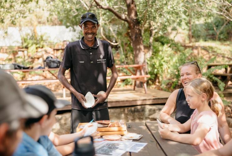 Terry Hunter, del popolo Bardi, sorridente tra gli ospiti durante un Borrgoron Coast to Creek Tours, Dampier Peninsula, Western Australia © Tourism Australia