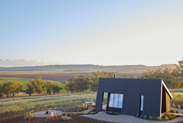 Una mini casa con un braciere all'aperto e una vasca idromassaggio con vista sui terreni agricoli, Gilay Estate, Quirindi, New South Wales © Gilay Estate