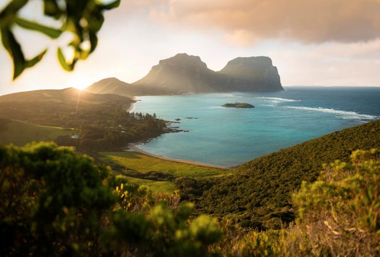 Sole che sorge su Mount Lidgbird e Mount Gower, Lord Howe Island, New South Wales © Tom Archer