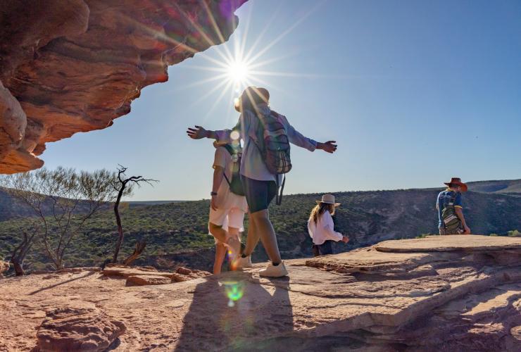 Escursionisti che camminano tra suggestive rocce e il bushland nel Kalbarri National Park, Western Australia © Tourism Western Australia