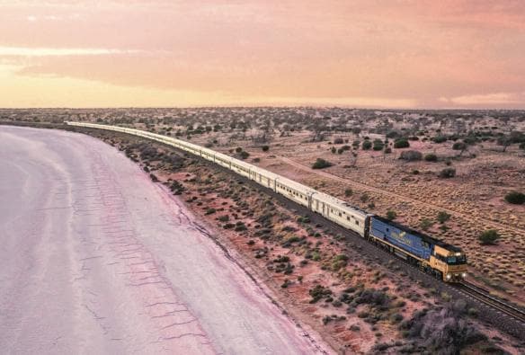 Un treno che passa accanto a un lago rosa, Indian Pacific Train, Lake Hart, South Australia © Tourism Australia