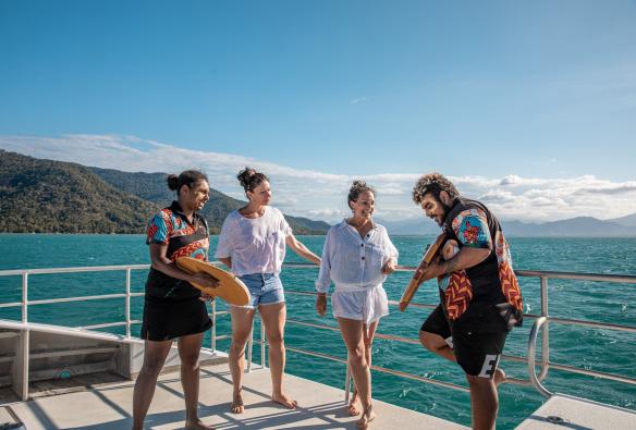クイーンズランド州、ケアンズ、ドリームタイム・ダイブ＆シュノーケル © Tourism and Events Queensland