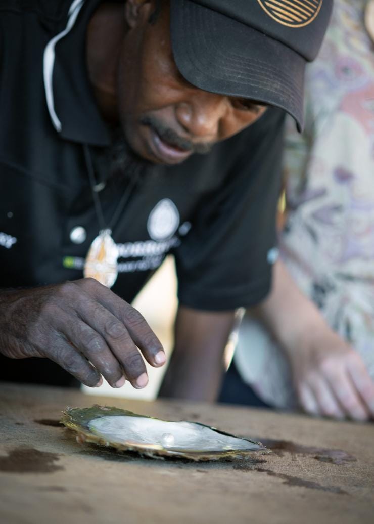 西オーストラリア州、ダンピア半島、シグネット・ベイ・パール・ファーム、ボルゴロン・コースト・トゥ・クリーク・ツアーズ © Tourism Australia