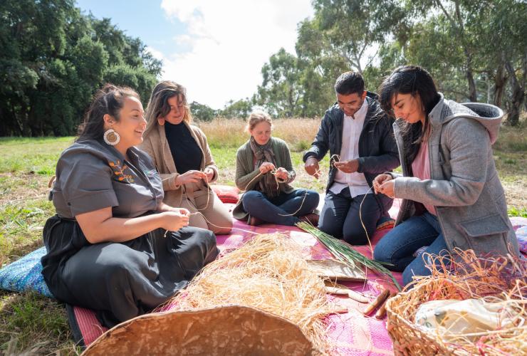オーストラリア首都特別地域、キャンベラ、国立樹木園、ンガラ・ツアーズ © Tourism Australia