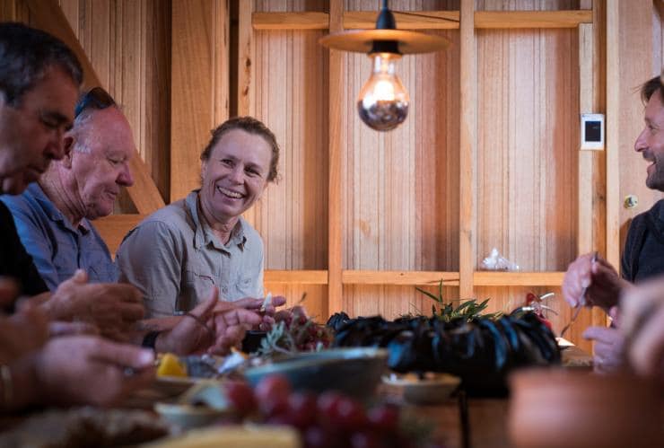 タスマニア州、ベイ・オブ・ファイアー、ウカリナ・ウォーク © Tourism Tasmania/Rob Burnett