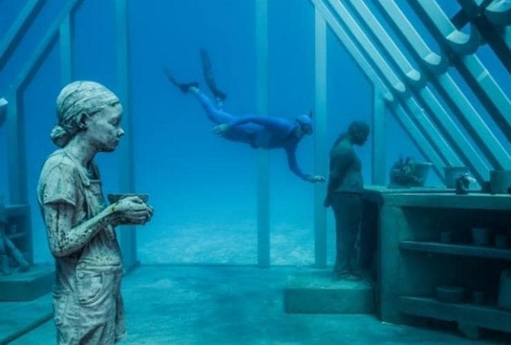 クイーンズランド州、タウンズビル近くの海中美術館 © Museum of Underwater Art