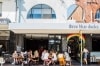 ニュー・サウス・ウェールズ州、ブロンテ、スリー・ブルー・ダックスのアボカドとポーチドエッグを載せたトースト © Destination NSW