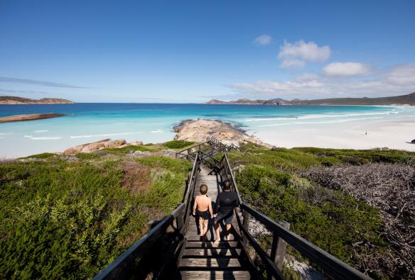 西オーストラリア州、ケープ・ル・グラン国立公園、ラッキー・ベイの遊歩道を歩くカップル © Tourism Western Australia