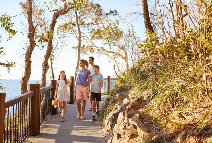 クイーンズランド州、ヌーサ、ボイリング・ポット・ルックアウトを歩く家族 © Tourism & Events Queensland