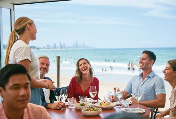 クイーンズランド州、バーレー・ヘッズ、リック・ショアーズでの食事 © Tourism and Events Queensland